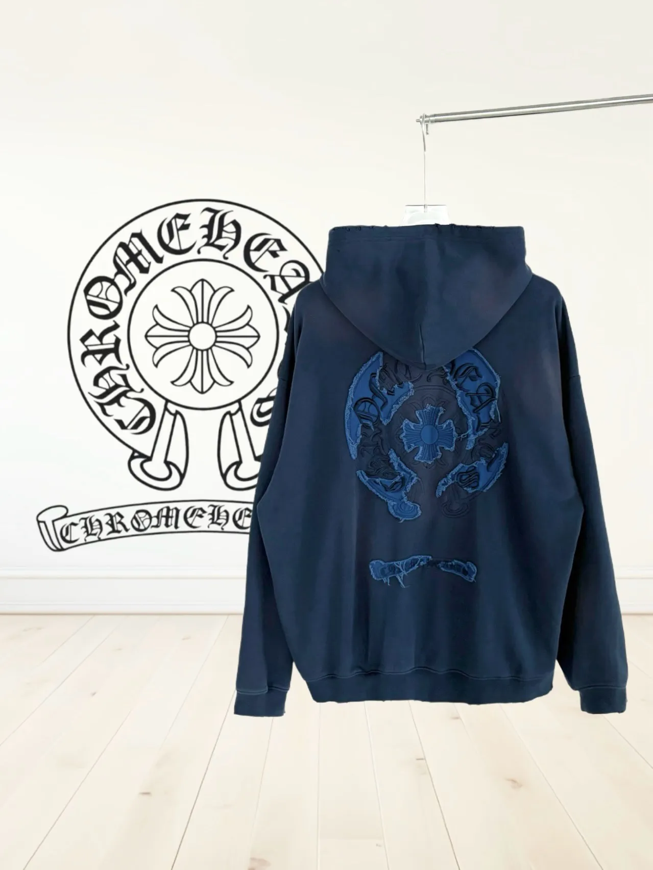 P340 [Higher version] Chrome Hearts*Chrome heart patch embroidered horseshoe logo‼ ️Hooded Sweatshirt®* is made of 430g pure cotton sweatshirt fabric with double yarns. The fabric is woven with double yarns and twisted together. The strength is 40% higher than that of a single yarn, forming a three-dimensional texture similar to the texture of tripe. It not only maintains the moisture absorption and breathability of pure cotton, but also achieves "softness but not collapse" through double yarn thickening. The whole strip is scanned and sprayed with technology. Through the washing process, the local area will have a natural fading effect, and the os version will have a relatively lazy and loose feeling * Laser burnt appliqué ➕ Frayed process: micro patch on the chest, large logo horseshoe pattern on the back, heavy laser burnt three-dimensional appliqué pattern design, washed and frayed, and the overall garment will show a lazy style. *Whether it is daily outings or sports and fitness, you can show your trendy attitude and become the focus of the street. Same style for men and women 𝐂𝐎𝐋𝐎𝐔𝐑: white, blue, black 𝐒𝐈𝐙𝐄: S-XL